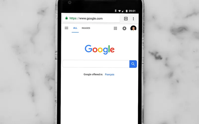 Recherche Google sur un téléphone posé sur du marbre
