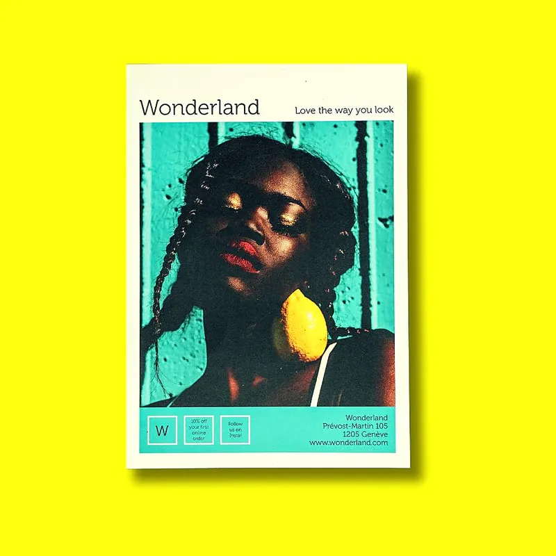 Flyer A5 aux couleurs vives sur un fond jaune