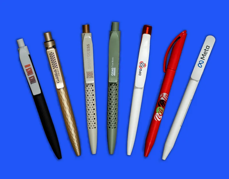 Stylos publicitaires personnalisés sur fond bleu